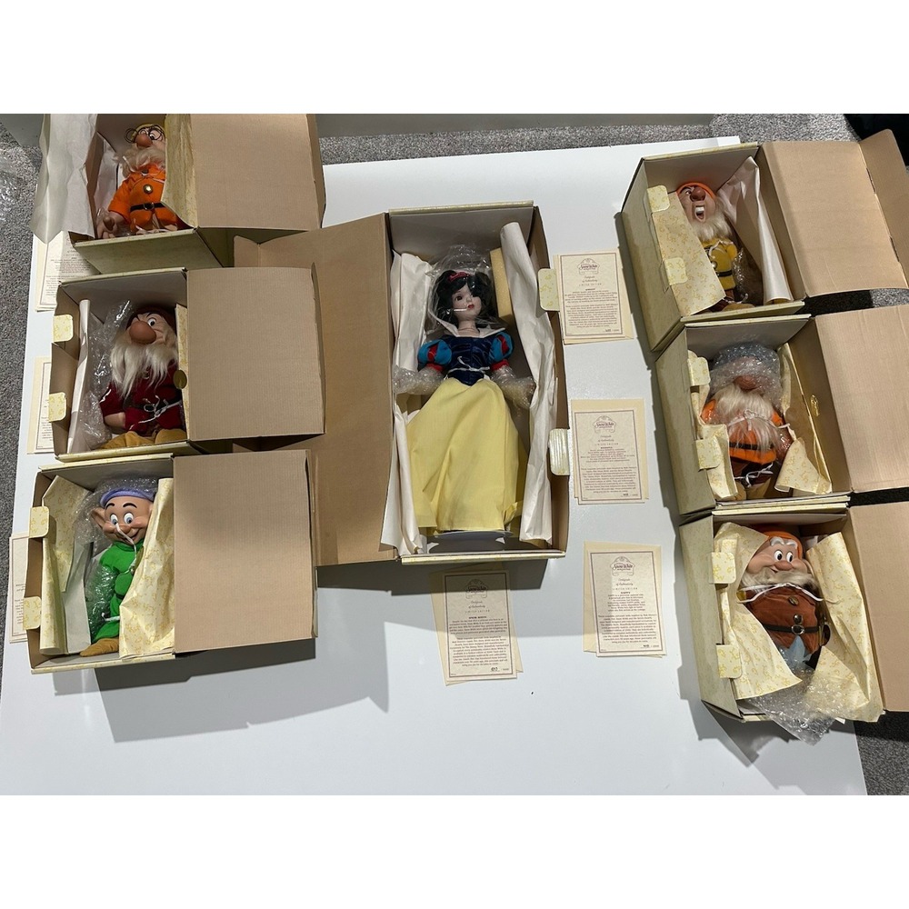 Disney Snow White and 7 Dwarfs Porcelain Doll Set Limited Edition